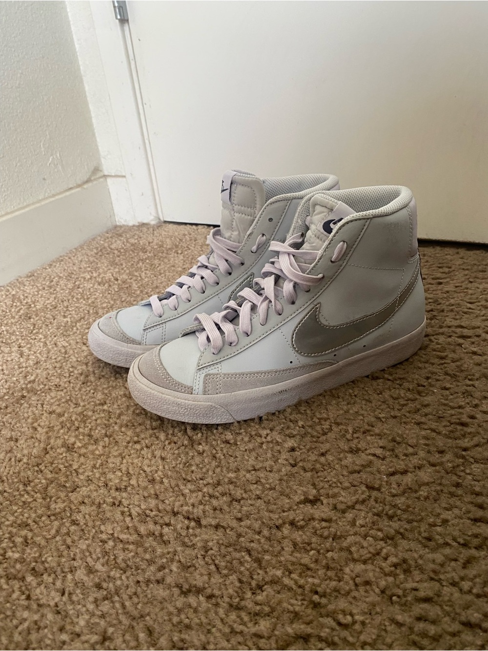 Nike Womens Mid-Top Sneakers in Light Gray and Pink